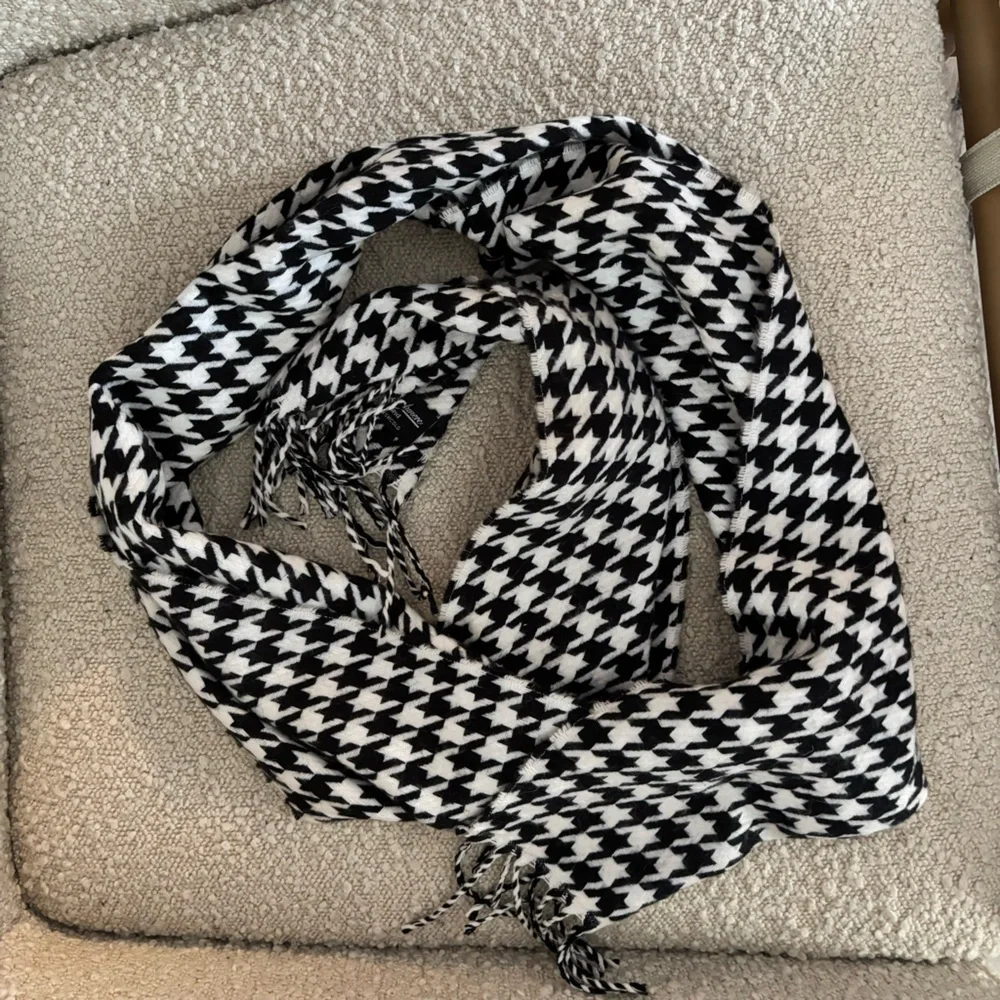 100% Cashmere Black and White Houndstooth Scarf